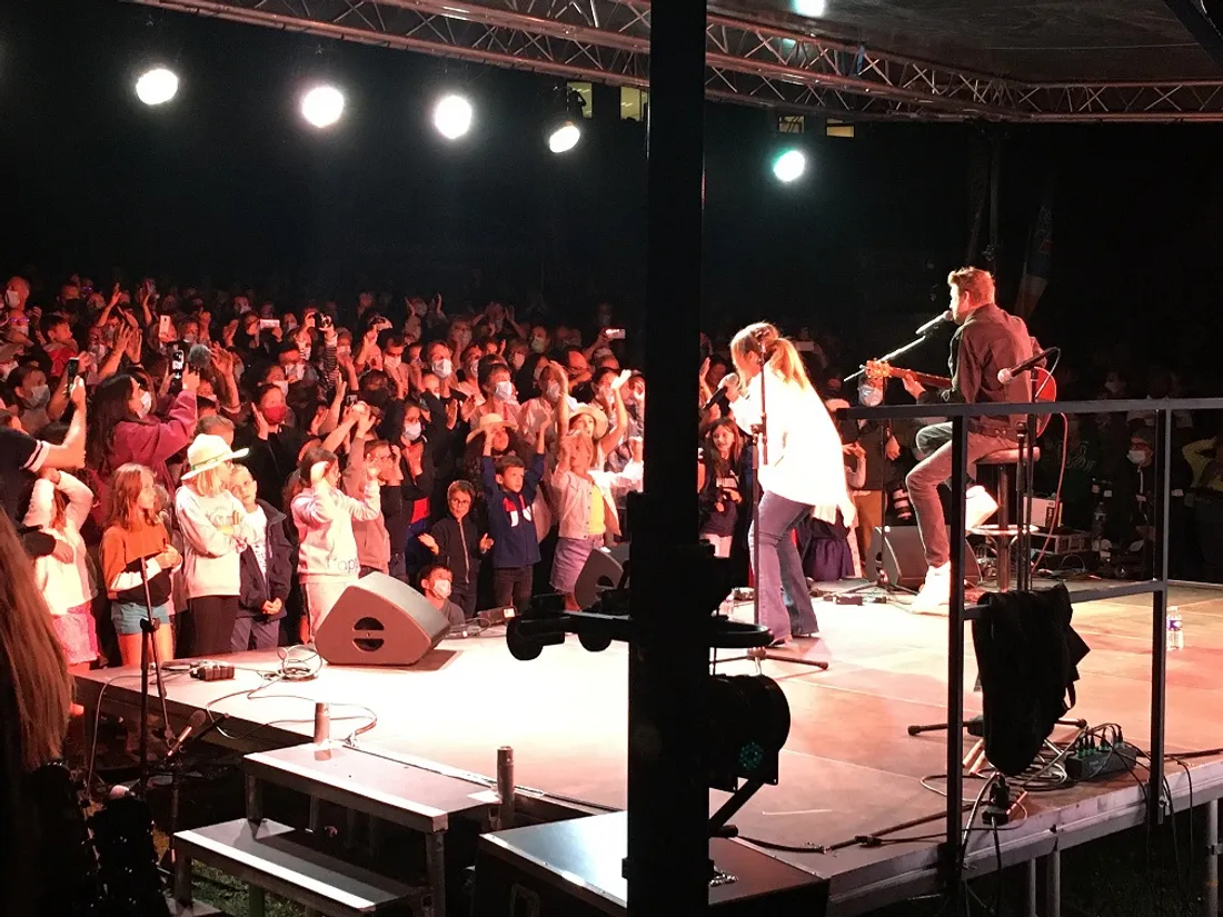 Le showcase K6FM avait lieu ce jeudi soir à Dijon, avec ici sur scène Julie Zenatti